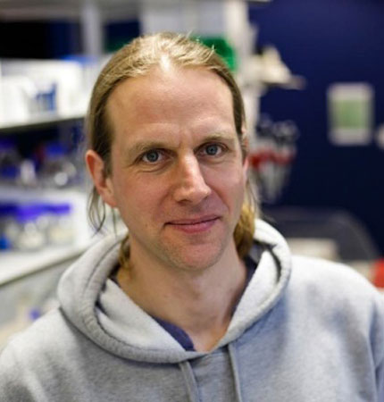 Head and shoulder photo of SAMS Trustee Professor Richard Waites in a biology laboratory 
