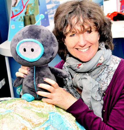 
        Education Officer Helen McNeill during a seaweed show and tell session with primary school children
        