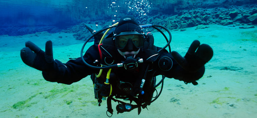 Photo showing professional diver at work in Iceland