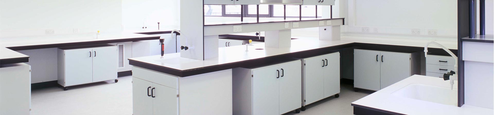 Photo showing an empty laboratory that could be rented